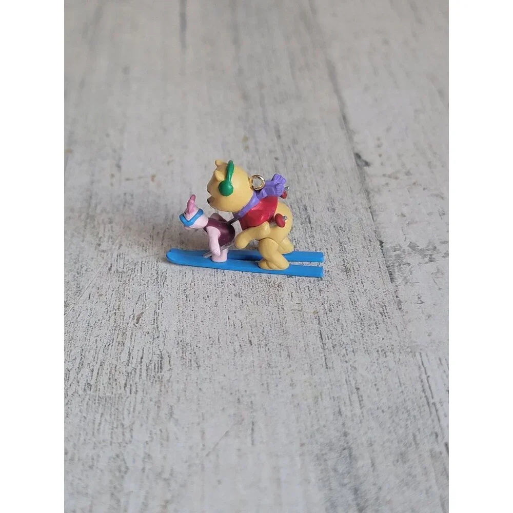 Hallmark on the slopes Winnie the Pooh‎ miniature ornament Xmas